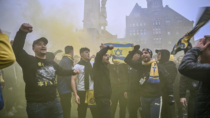 AMSTERDAM, NETHERLANDS - NOVEMBER 7: Fans of Maccabi Tel Aviv stage a pro-Israel demonstration at the Dam Square, lighting up flares and chanting slogans ahead of the UEFA Europa League match between Maccabi Tel Aviv and Ajax in Amsterdam, Netherlands on November 07, 2024. Maccabi fans clashed with pro-Palestinian citizens and ripped off Palestinian flags hung on the streets. In the lead-up to the Ajax vs Maccabi Tel Aviv match, several areas of Amsterdam have been designated as security risk zones. (Photo by Mouneb Taim/Anadolu via Getty Images)