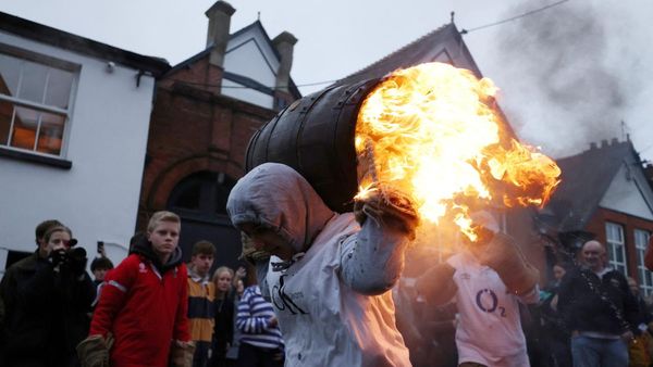 Melihat Keseruan Tradisi Mengangkat Tong Berapi di Inggris