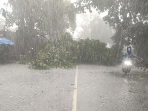 Hujan dan Angin Kencang Terjang Cimahi, Jalan Banjir-Pohon Tumbang