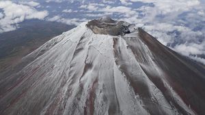 Potret Gunung Fuji di Jepang Akhirnya Bersalju Lagi