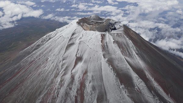 Potret Gunung Fuji di Jepang Akhirnya Bersalju Lagi