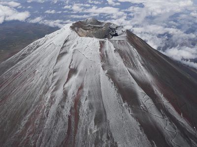 Potret Gunung Fuji di Jepang Akhirnya Bersalju Lagi