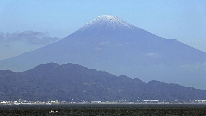 Potret Gunung Fuji di Jepang Akhirnya Bersalju Lagi Mt. Fuji in Japan is covered with snow Wednesday, Nov. 6, 2024. (Kyodo News via AP)