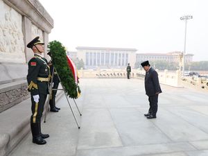 Prabowo Kunjungi Monumen Pahlawan Rakyat di Beijing, Letakkan Karangan Bunga Prabowo Kunjungi Monumen Pahlawan Rakyat di Beijing, Letakkan Karangan Bunga