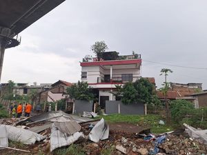 Video Perjalanan Whoosh Terganggu Gegara Atap Rumah Warga Jatuh ke Jalur Video Perjalanan Whoosh Terganggu Gegara Atap Rumah Warga Jatuh ke Jalur
