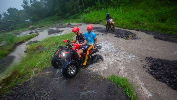 Serunya Basah-basahan Main ATV di Lereng Gunung Merapi