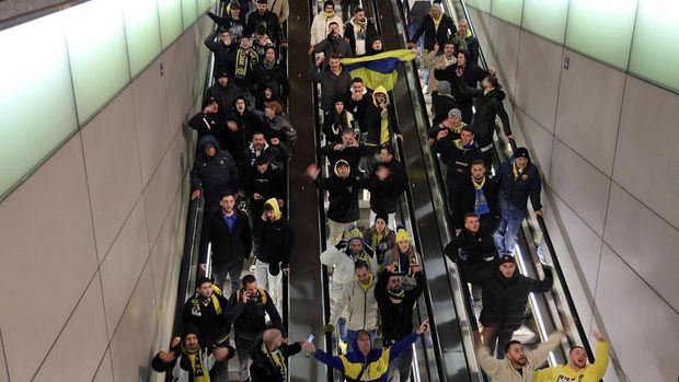 Israeli Maccabi Tel Aviv supporters shout profanities as they go down an escalator in Amsterdam, Netherlands, November 7, 2024, in this screengrab obtained from a social media video.  Michel Van Bergen/via REUTERS  THIS IMAGE HAS BEEN SUPPLIED BY A THIRD PARTY. MANDATORY CREDIT.