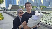 7 Foto Syahrini Rayakan 3 Bulanan Anak, Jalan-jalan Sambil Bawa Buku Tebal