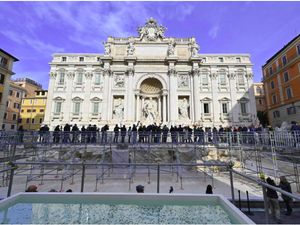 Eh..eh.. Apa Ini? Ada Jembatan Spesial di Atas Trevi Fountain