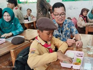 Brebes Uji Coba Makan Siang Gratis di 12 SD, Anggarannya Rp 750 Juta Brebes Uji Coba Makan Siang Gratis di 12 SD, Anggarannya Rp 750 Juta