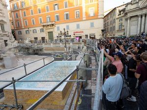 Wujud Kolam Pengganti Saat Air Mancur Trevi yang Ikonik Jalani Perawatan