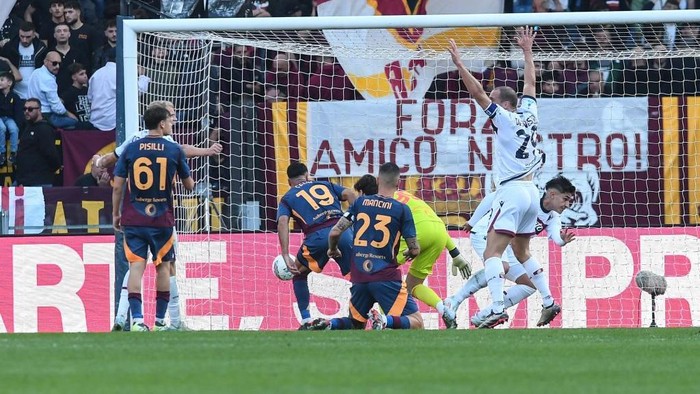 ROME, ITALY - NOVEMBER 10: Santiago Castro of Bologna scoring goal 0-1 during the Serie A match between AS Roma and Bologna at Stadio Olimpico on November 10, 2024 in Rome, Italy. (Photo by Silvia Lore/Getty Images)
