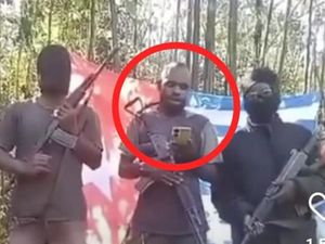 Penampakan Eks Anggota Polres Yalimo Aske Mabel Deklarasi Jadi Pimpinan KKB Penampakan Eks Anggota Polres Yalimo Aske Mabel Deklarasi Jadi Pimpinan KKB