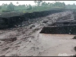 Gunung Semeru Luncurkan Awan Panas Disusul Banjir Lahar Dingin