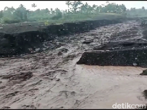 Gunung Semeru Luncurkan Awan Panas Disusul Banjir Lahar Dingin