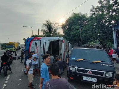 Penampakan Bus Sugeng Rahayu Terguling di Balongbendo Sidoarjo