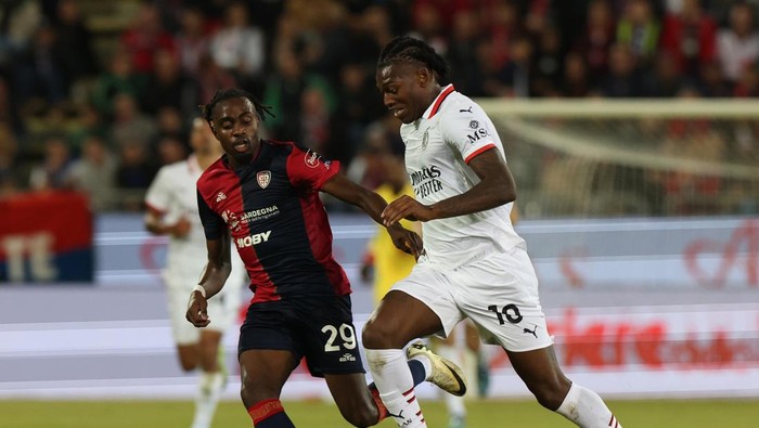 CAGLIARI, ITALY - NOVEMBER 09:   Rafael Leao of AC Milan competes for the ball with Antoine Makoumbou of Cagliari during the Serie A match between Cagliari and Milan at Sardegna Arena on November 09, 2024 in Cagliari, Italy. (Photo by Claudio Villa/AC Milan via Getty Images)