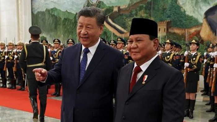 Chinese President Xi Jinping (L) and Indonesian President Prabowo Subianto attend a welcome ceremony at the Great Hall of the People in Beijing on November 9, 2024. (Photo by FLORENCE LO / POOL / AFP) Prabowo