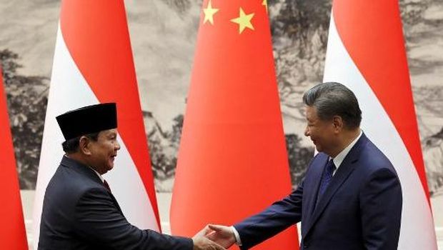 Chinese President Xi Jinping (R) and Indonesian President Prabowo Subianto shake hands during a signing ceremony at the Great Hall of the People in Beijing on November 9, 2024. (Photo by FLORENCE LO / POOL / AFP)