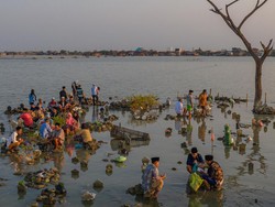 Hujan Orang Mati: Album Perjalanan 2 Tahun Majelis Lidah Berduri