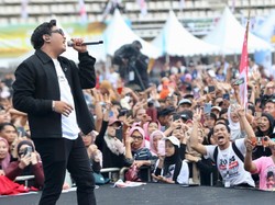 Denny Caknan Meriahkan Kampanye Akbar, Doakan Hajat Khofifah-Emil Terkabul