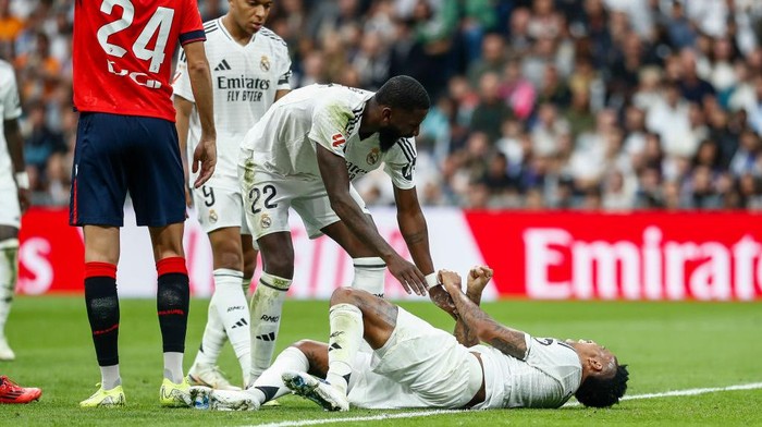 MADRID, SPAIN - NOVEMBER 09: Eder Militao of Real Madrid injured during the Spanish League, LaLiga EA Sports, football match played between Real Madrid and CA Osasuna at Santiago Bernabeu stadium on November 9, 2024, in Madrid, Spain. (Photo By Irina R. Hipolito/Europa Press via Getty Images)