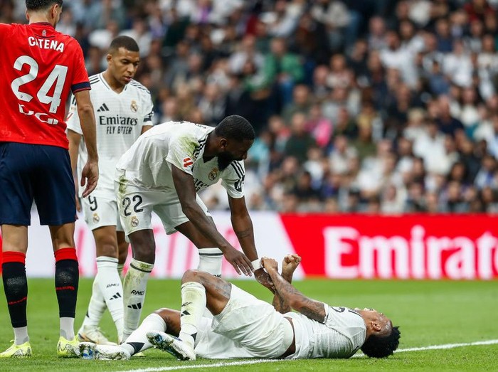 MADRID, SPAIN - NOVEMBER 09: Eder Militao of Real Madrid injured during the Spanish League, LaLiga EA Sports, football match played between Real Madrid and CA Osasuna at Santiago Bernabeu stadium on November 9, 2024, in Madrid, Spain. (Photo By Irina R. Hipolito/Europa Press via Getty Images)