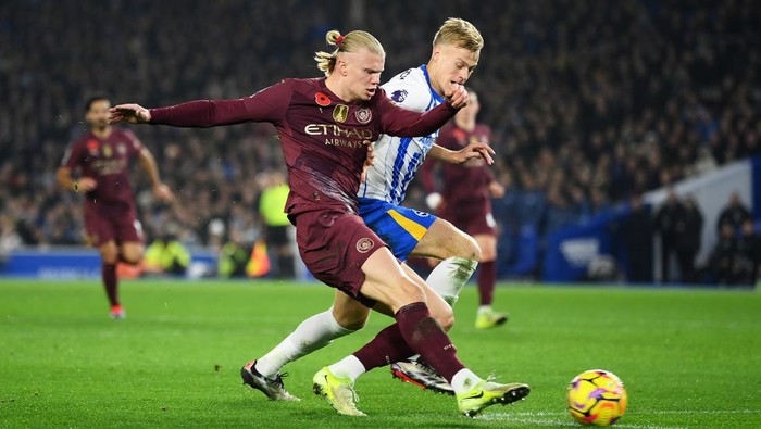 Erling Haaland BRIGHTON, ENGLAND - NOVEMBER 09: Erling Haaland of Manchester City has a shot saved during the Premier League match between Brighton & Hove Albion FC and Manchester City FC at Amex Stadium on November 09, 2024 in Brighton, England. (Photo by Mike Hewitt/Getty Images)