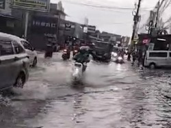 Jalanan di Mampang Depok Sempat Tergenang Air Usai Hujan Deras