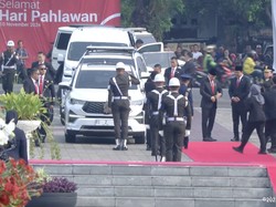 Peringati Hari Pahlawan di TMP Kalibata, Gibran Naik Innova Zenix RI 2
