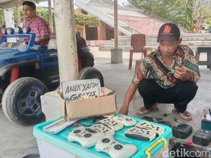 Kisah Gozali Gratiskan Mainan Mobil Listrik untuk Anak Yatim Jatibarang