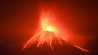 Penampakan Gunung Lewotobi Laki-laki Semburkan Lava Pijar