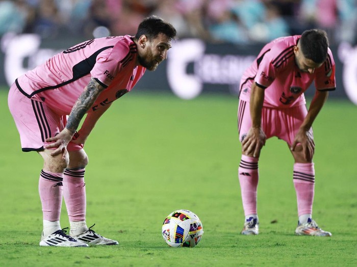 FORT LAUDERDALE, FLORIDA - NOVEMBER 09: Lionel Messi #10 of Inter Miami looks on before attempting a free kick against Atlanta United during the second half of the Audi 2024 MLS Cup playoffs at Chase Stadium on November 09, 2024 in Fort Lauderdale, Florida. (Photo by Carmen Mandato/Getty Images)