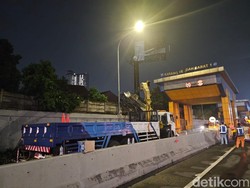 Jasa Marga Evakuasi Papan Reklame yang Roboh di Exit Tol Janger