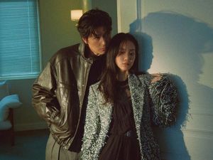 Jung Woo Sung & Shin Hyun Bin Bantah Rumor Pacaran, Barang Couple Disorot Jung Woo Sung & Shin Hyun Bin Bantah Rumor Pacaran, Barang Couple Disorot