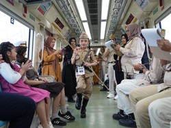 Kala Anak-anak Fashion Show di LRT Jabodebek Peringati Hari Pahlawan