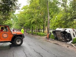 Xpander Oleng Tabrak Pohon-Terguling di Kulon Progo