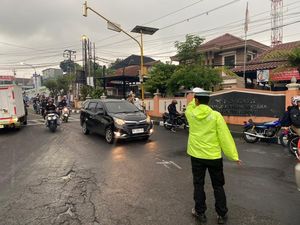 Lalin di Jalan Kaliurang Pakem Macet Parah, Ternyata Ini Sebabnya Lalin di Jalan Kaliurang Pakem Macet Parah, Ternyata Ini Sebabnya
