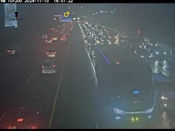 Papan Reklame Roboh, Exit Tol Janger KM 10 Ditutup