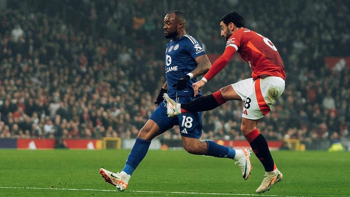 MANCHESTER, ENGLAND - NOVEMBER 10: Bruno Fernandes of Manchester United celebrates scoring their first goal during the Premier League match between Manchester United FC and Leicester City FC at Old Trafford on November 10, 2024 in Manchester, England. (Photo by Zohaib Alam - MUFC/Manchester United via Getty Images)
