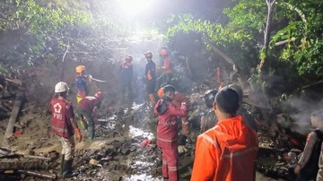 Rumah Ambruk Diterjang Longsor, Dua Jiwa Terkubur di Kebumen