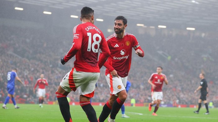MANCHESTER, ENGLAND - NOVEMBER 10: Bruno Fernandes of Manchester United celebrates his sides second goal, an own goal from Victor Kristiansen of Leicester City during the Premier League match between Manchester United FC and Leicester City FC at Old Trafford on November 10, 2024 in Manchester, England. (Photo by James Gill - Danehouse/Getty Images)