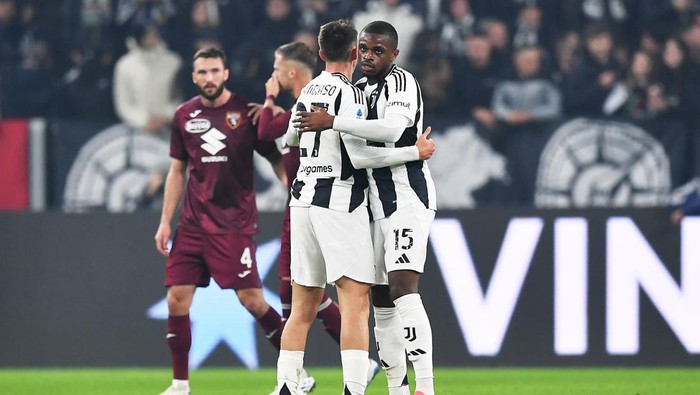 TURIN, ITALY - NOVEMBER 09: Andrea Cambiaso and Pierre Kalulu of Juventus celebrate after teammate Timothy Weah (not pictured) scores his teams first goal during the Serie A match between Juventus and Torino at Juventus Stadium on November 09, 2024 in Turin, Italy. (Photo by Valerio Pennicino/Getty Images)