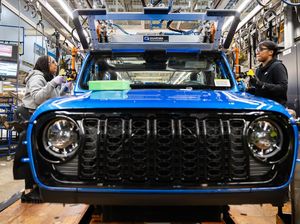 Penjualan Turun, Grup Otomotif Stellantis Pecat Ribuan Karyawan