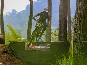 Rendy Varera Sabet Juara Umum Indonesia Downhill 2024 Rendy Varera Sabet Juara Umum Indonesia Downhill 2024