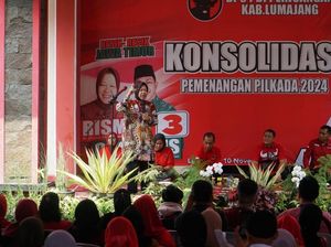 Momen Risma Menghentikan Pidato Ketika Melihat Kakek Berpakaian Lusuh