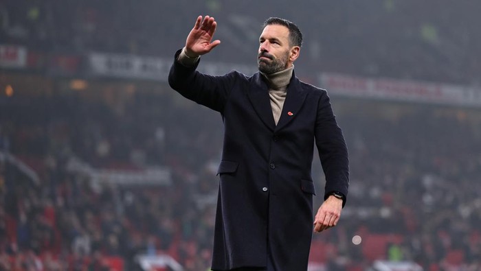 MANCHESTER, ENGLAND - NOVEMBER 10: Ruud van Nistelrooy the interim head coach / manager of Manchester United waves to the fans at full time during the Premier League match between Manchester United FC and Leicester City FC at Old Trafford on November 10, 2024 in Manchester, England. (Photo by Robbie Jay Barratt - AMA/Getty Images)