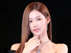 Gaya Mewah Sana TWICE Pakai Kalung Berlian 205 Karat Seharga Rp 717 M