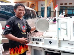 Senangnya Pedagang Asongan Saat Kampanye Akbar Khofifah-Emil: Dagangan Ludes!