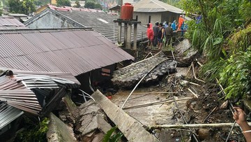 Tembok Penahan Tanah Ambruk, Rumah Warga Puncak Bogor Terkubur